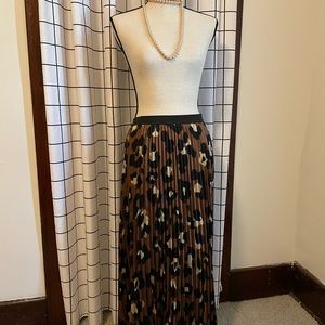 Pleated crepe animal print skirt sz M